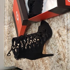 Women's size 10 Guess Open toe